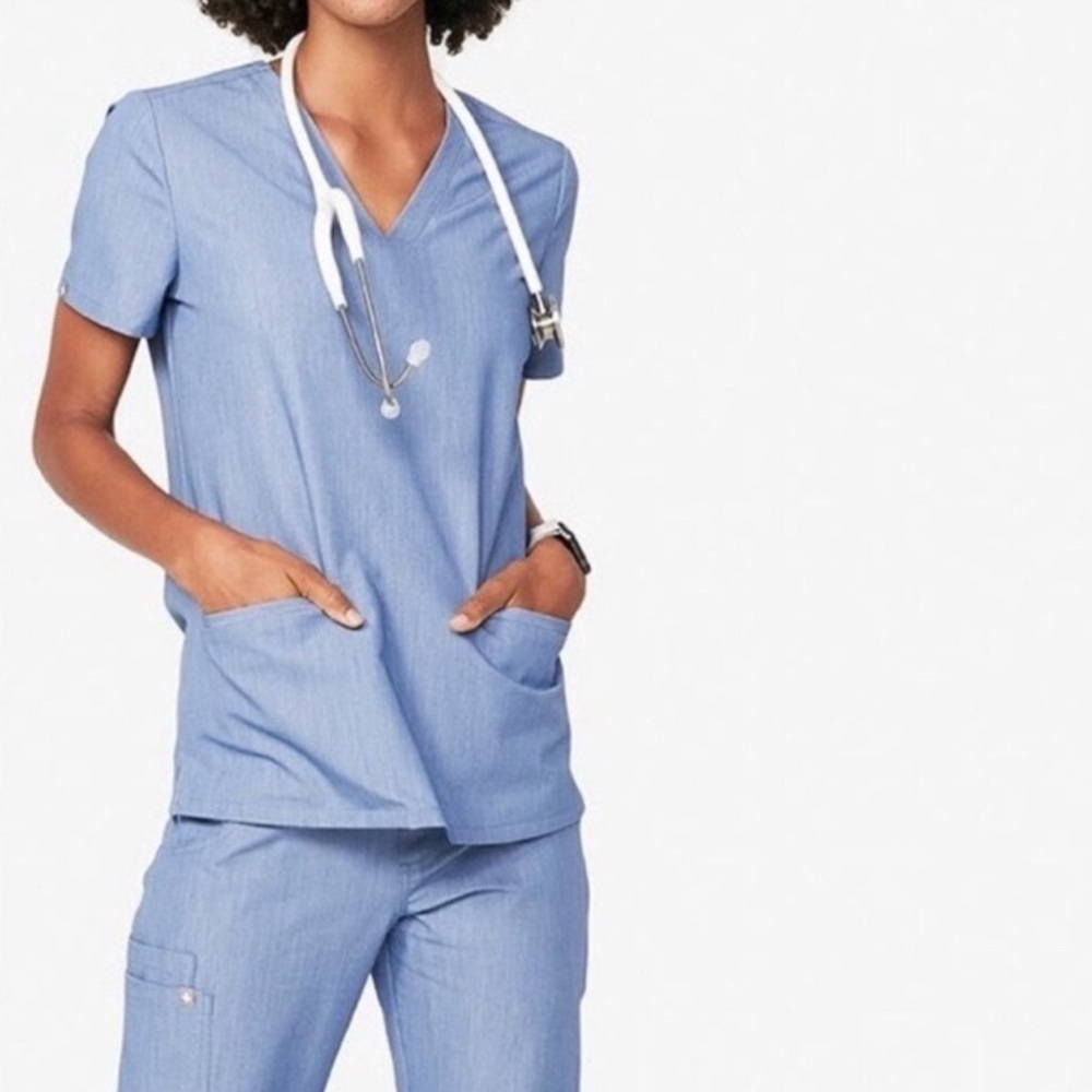 Figs Casma 3‑Pocket Scrub Top Heather Denim — Casma Scrub Top (Denim Blue)
